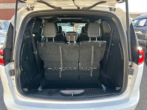 Used 2022 Chrysler Pacifica Limited w/ Uconnect Theater Family Group image 20