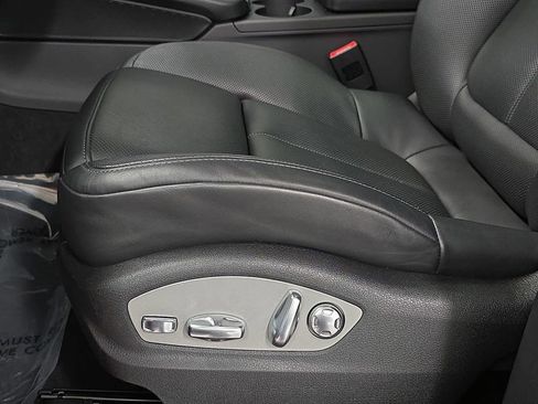 Certified 2025 Porsche Macan AWD/4WD image 25