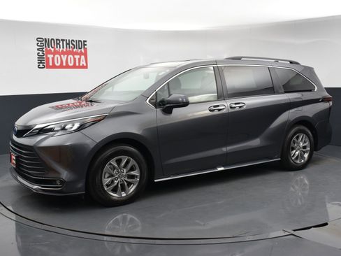 Used 2025 Toyota Sienna XLE image 8