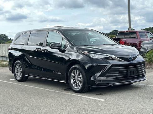 Used 2023 Toyota Sienna LE AWD/4WD image 32