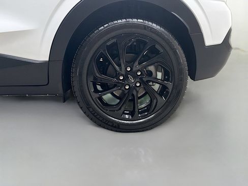 Used 2027 Chevrolet Bolt RS FWD image 32