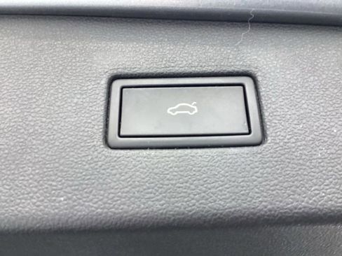 Used 2022 Volkswagen Tiguan SE image 13