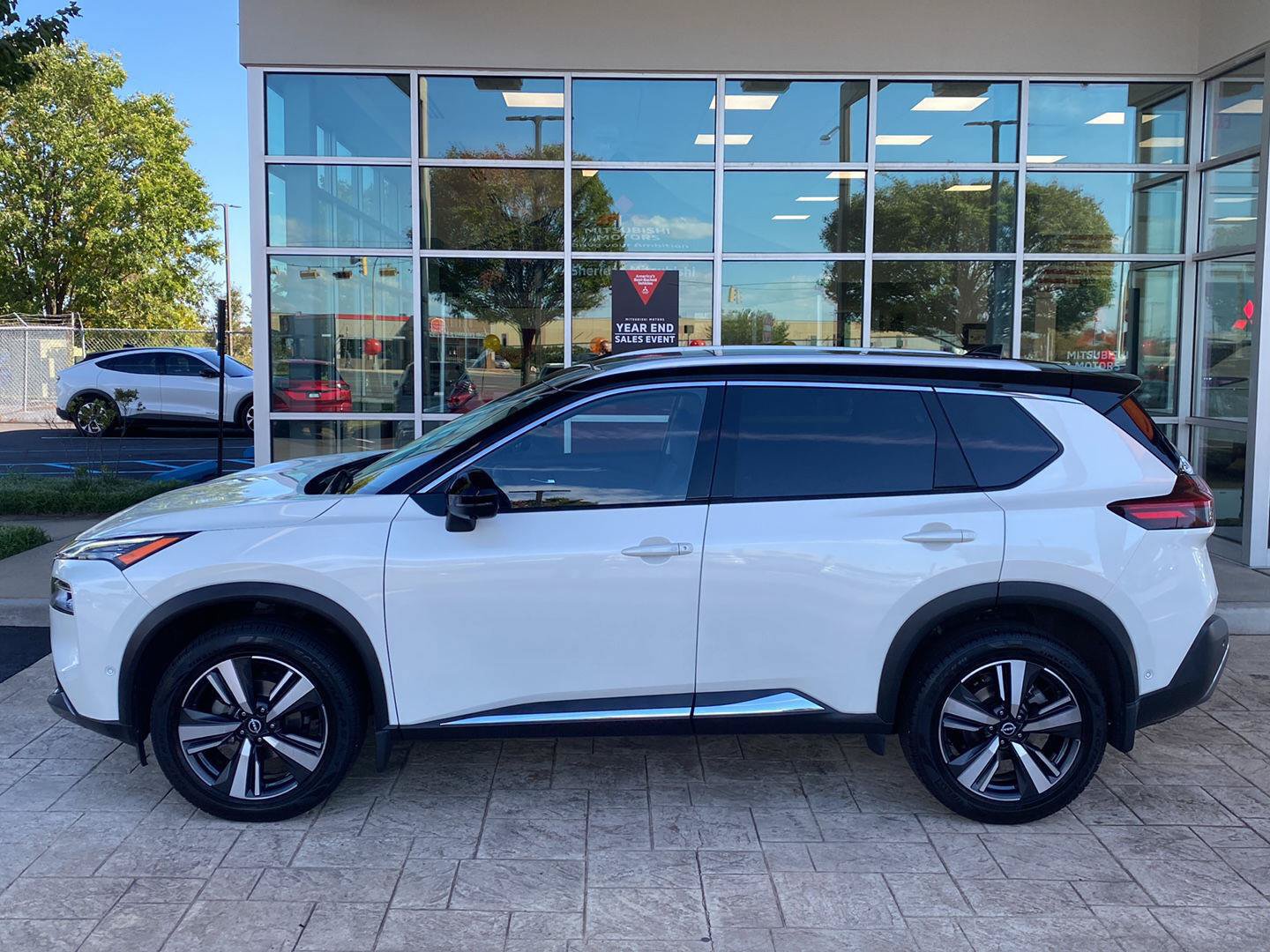Certified 2023 Nissan Rogue SL w/ SL Premium Package AWD/4WD image 4