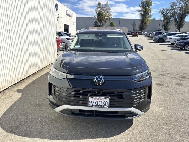 Used 2026 Volkswagen Tiguan SE w/ Panoramic Sunroof Package FWD image 2