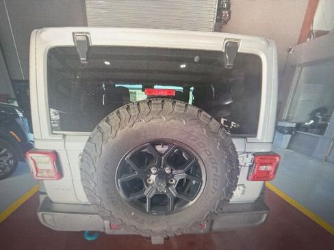 Used 2024 Jeep Wrangler Unlimited image 3