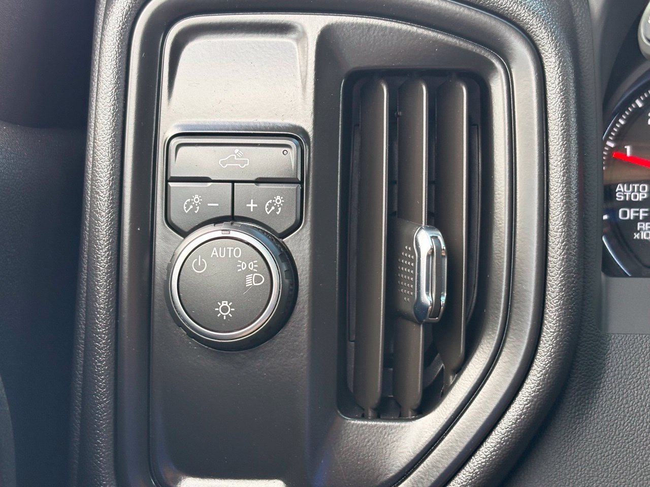 Used 2026 Chevrolet Silverado 1500 Custom RWD image 32