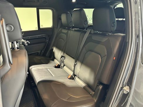 Used 2024 Land Rover Defender 130 X-Dynamic SE image 31