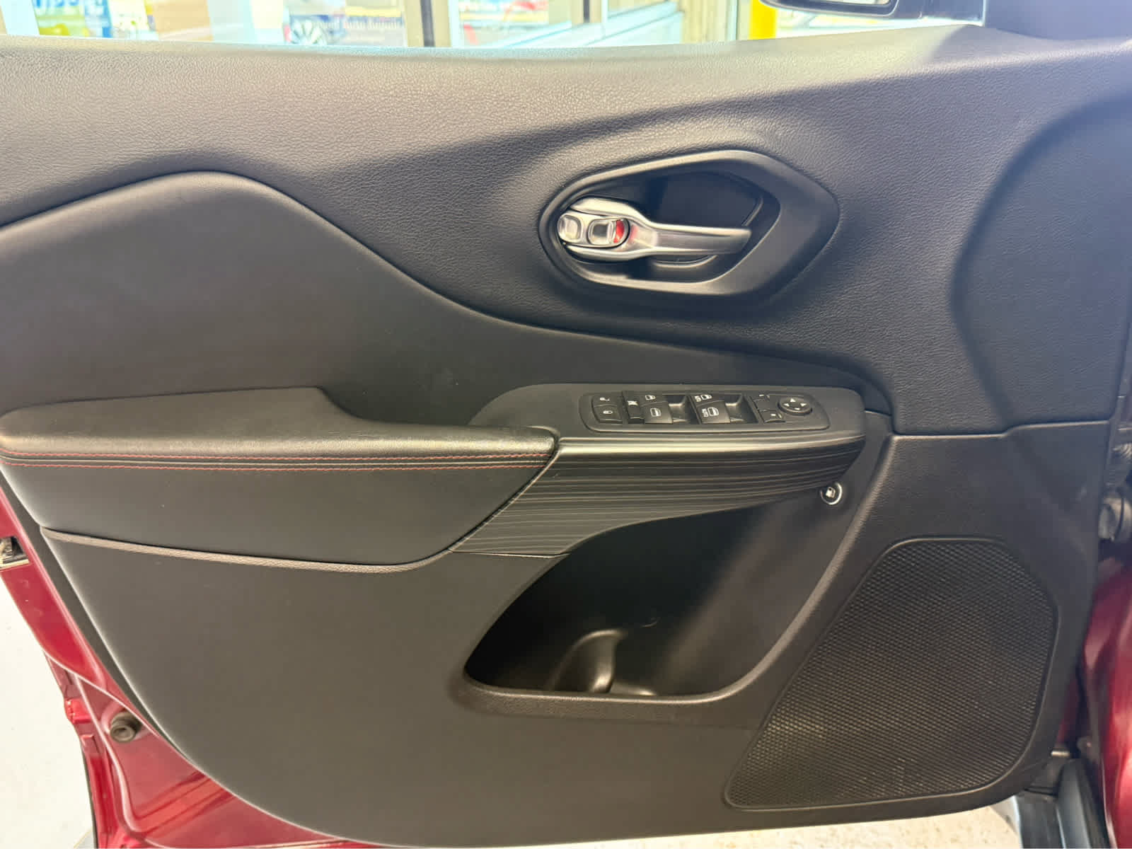 Used 2015 Jeep Cherokee Trailhawk w/ Leather Interior Group AWD/4WD image 24