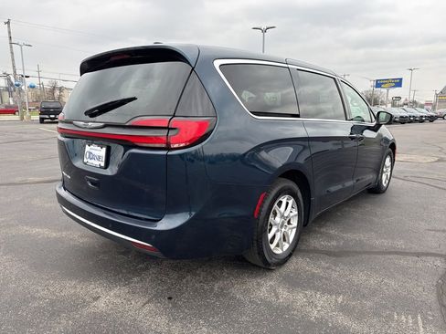 Used 2023 Chrysler Pacifica Touring-L FWD image 7