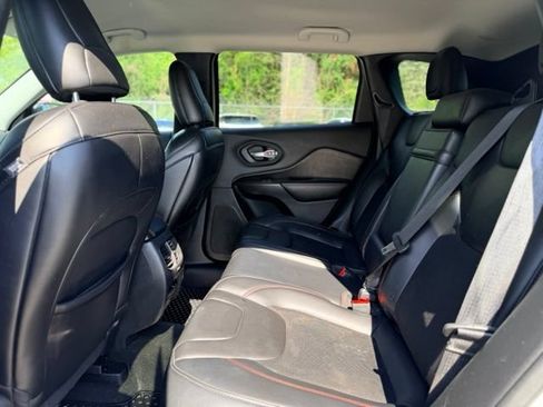Used 2019 Jeep Cherokee Trailhawk w/ Cold Weather Group AWD/4WD image 24