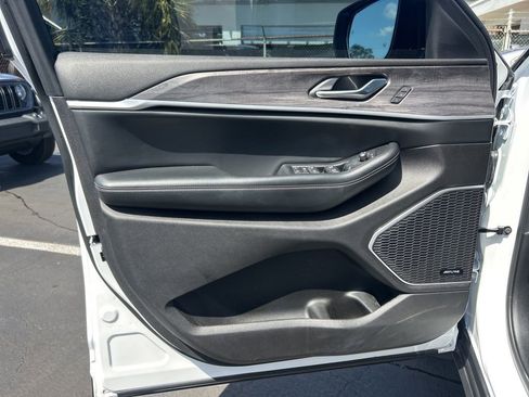 Used 2023 Jeep Grand Cherokee Limited w/ Luxury Tech Group II image 35