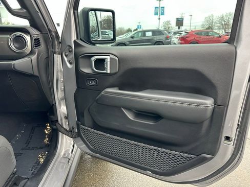 Used 2019 Jeep Wrangler Unlimited Sahara image 18