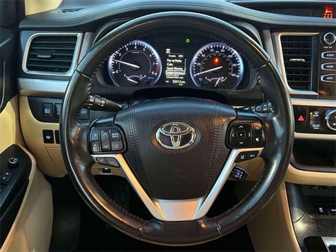 Used 2019 Toyota Highlander SE image 16