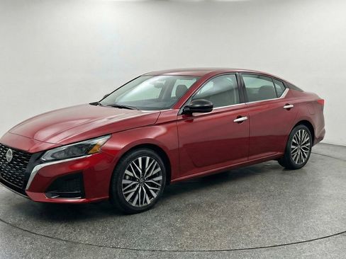 Used 2025 Nissan Altima 2.5 SV image 3