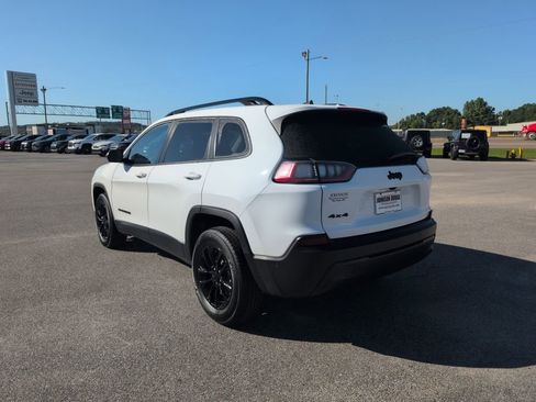 Used 2023 Jeep Cherokee Altitude Lux image 3