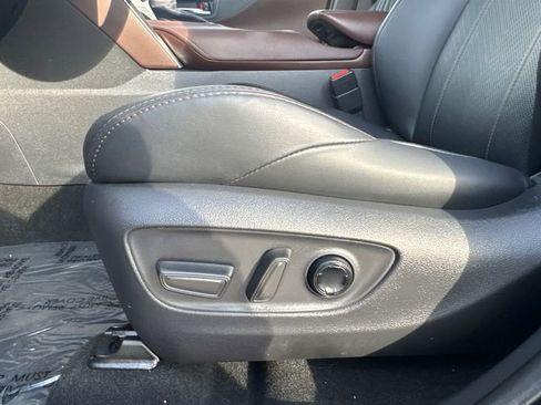 Used 2024 Toyota Venza Limited image 41