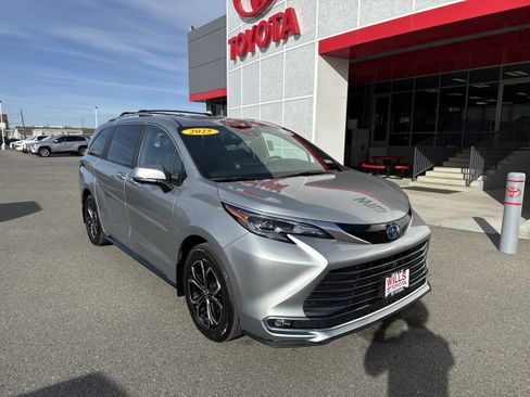 Used 2025 Toyota Sienna Platinum AWD/4WD image 1