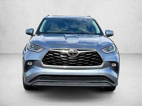 Used 2021 Toyota Highlander Limited FWD image 3