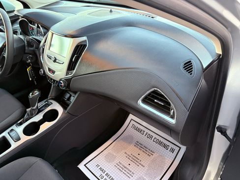 Used 2018 Chevrolet Cruze LS image 9