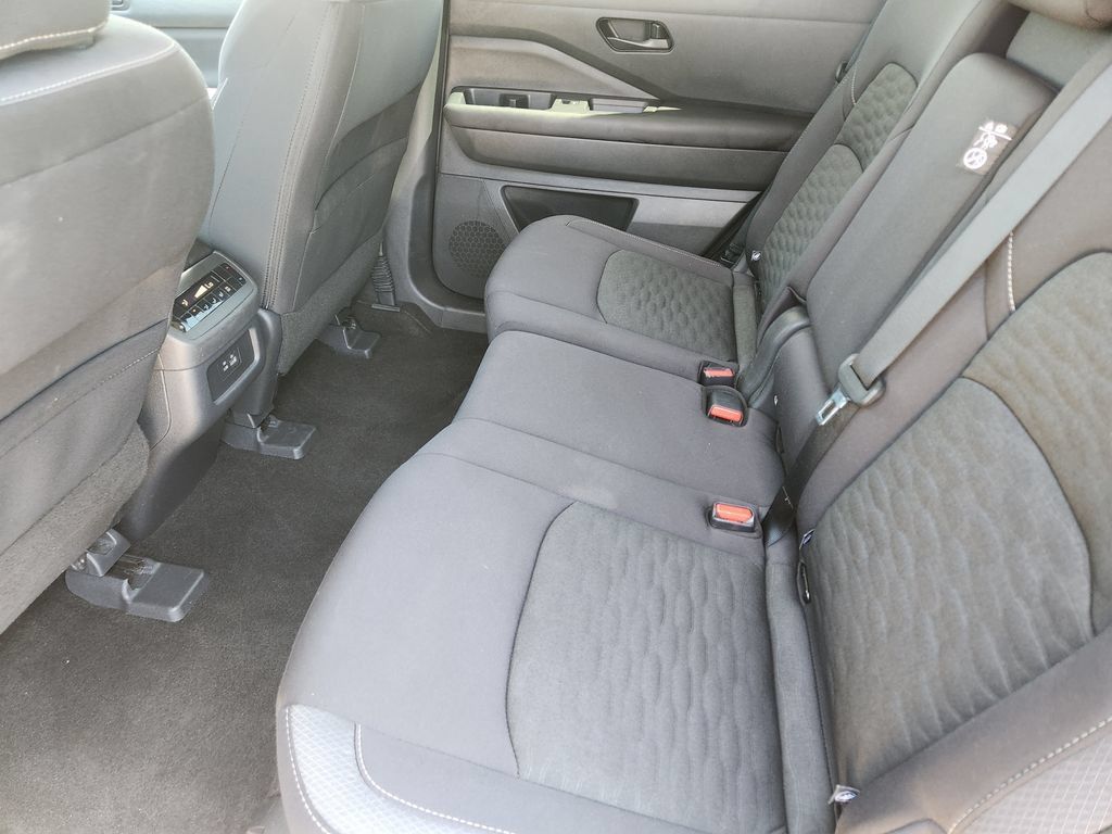 Used 2025 Nissan Pathfinder SV FWD image 32