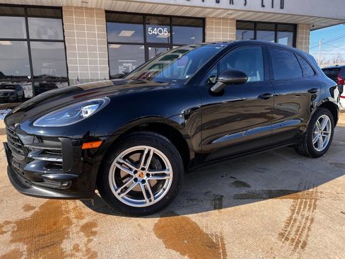 Used 2020 Porsche Macan Base AWD 4dr SUV image 2
