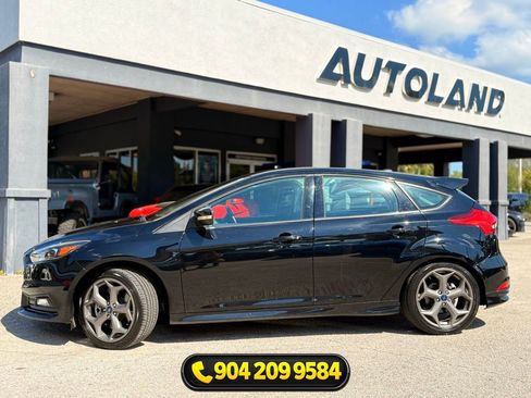 Used 2018 Ford Focus ST w/ Equipment Group 401A FWD image 4