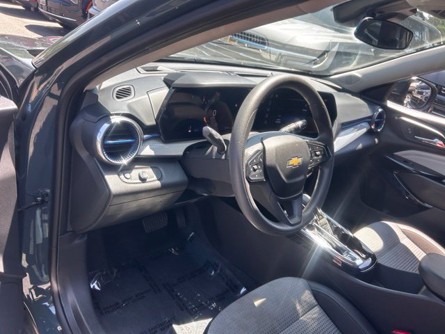 Used 2025 Chevrolet Trax LT FWD image 8