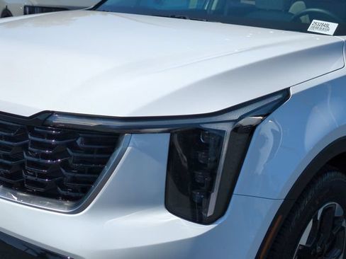 Certified 2025 Kia Sorento S w/ Panoramic Sunroof Package FWD image 9