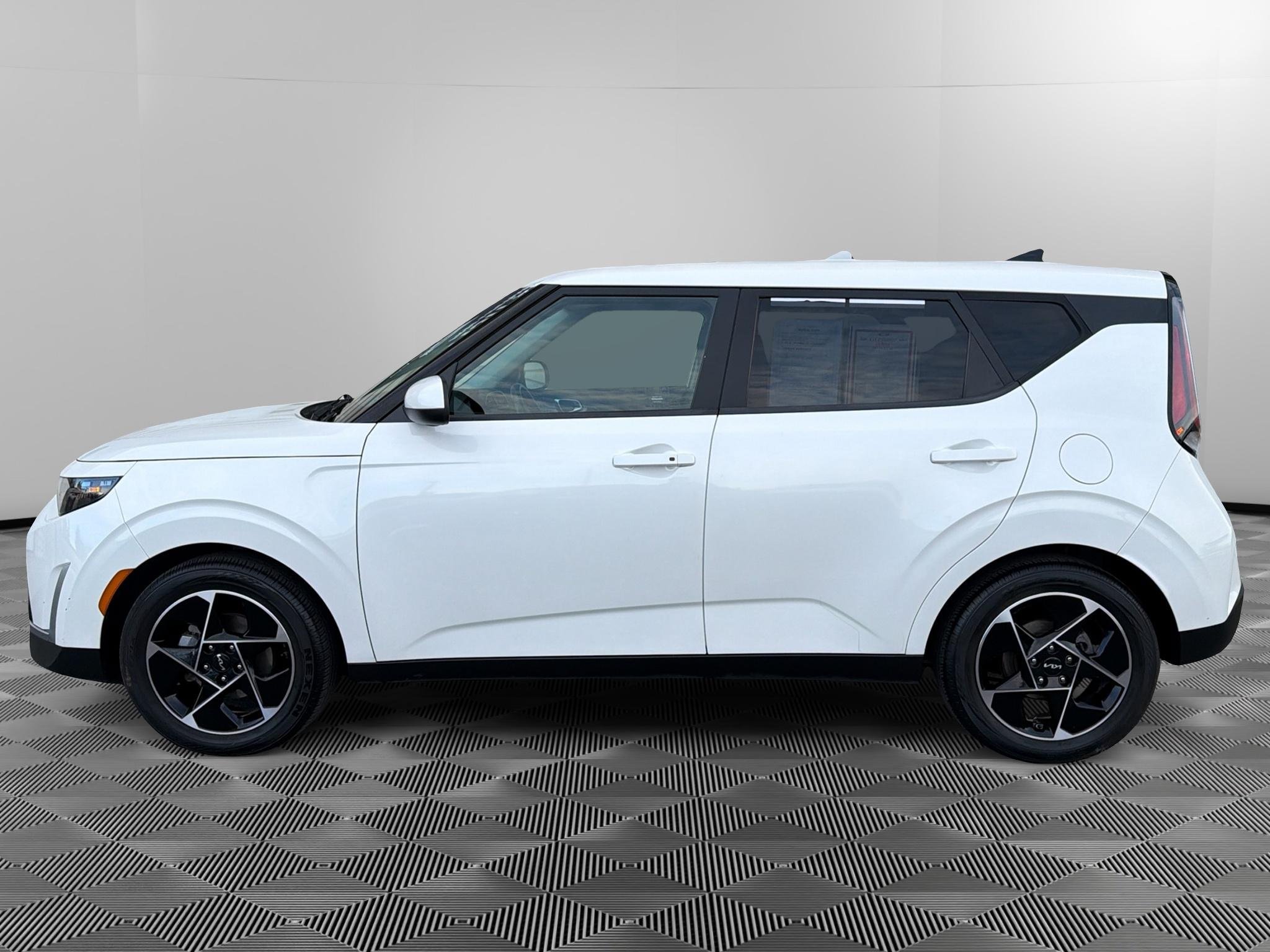 Used 2023 Kia Soul EX FWD image 7