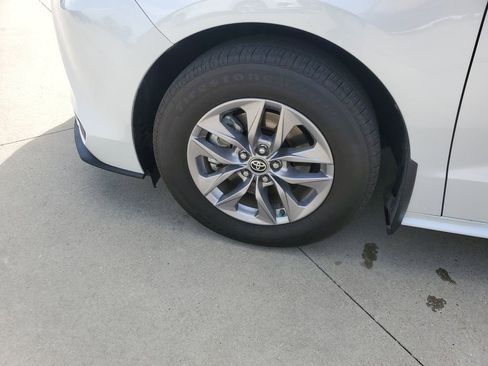 Used 2025 Toyota Sienna XLE image 5