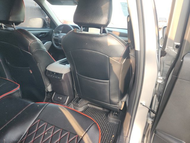 Used 2023 Toyota Highlander LE FWD image 9