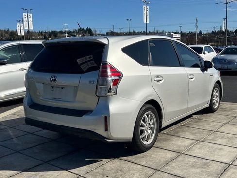 Used 2017 Toyota Prius V Three image 5
