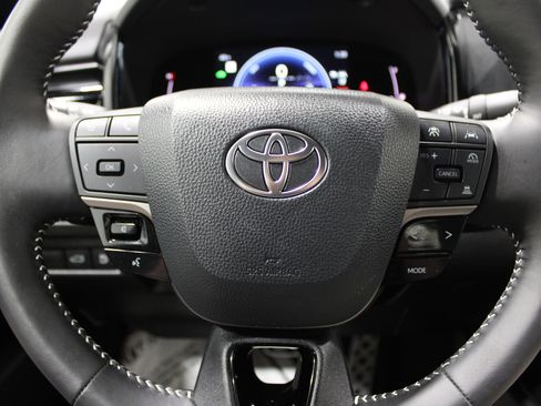 Used 2025 Toyota Camry SE image 9