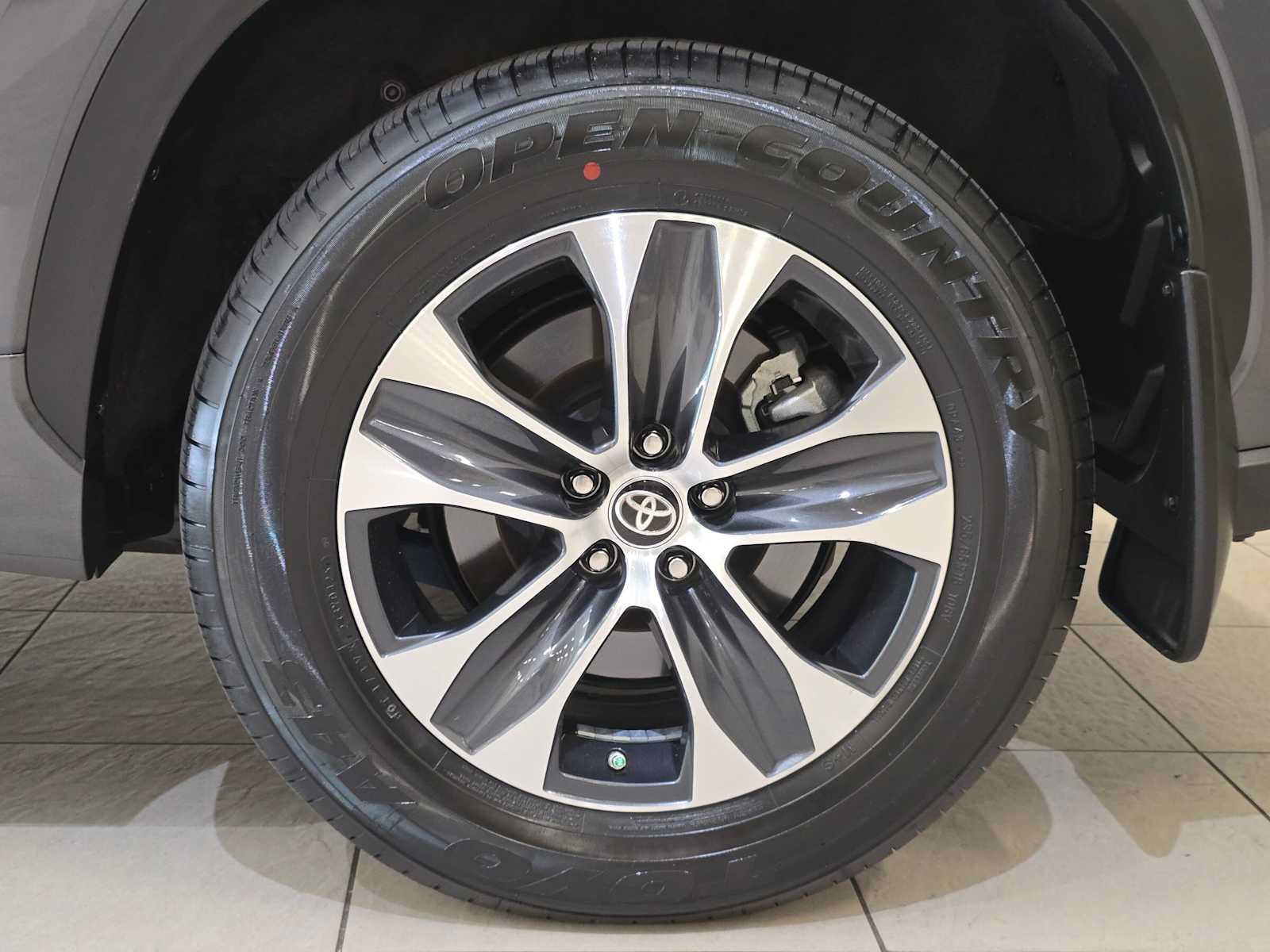 Used 2023 Toyota Highlander XLE AWD/4WD image 8