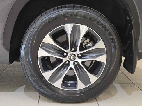 Used 2023 Toyota Highlander XLE AWD/4WD image 8