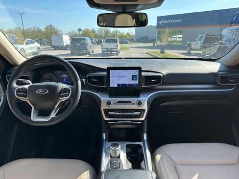 Used 2022 Ford Explorer XLT w/ Equipment Group 202A image 5