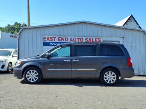 Used 2015 Chrysler Town & Country Touring w/ Driver Convenience Group FWD image 2