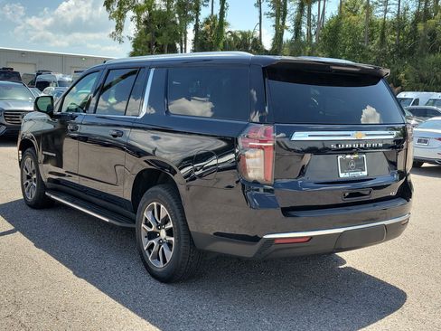 Used 2022 Chevrolet Suburban LT w/ LT Signature Plus Package RWD image 4