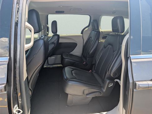 Used 2023 Chrysler Pacifica Touring-L FWD image 29