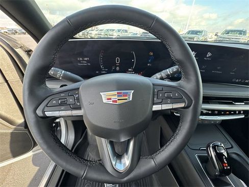 Used 2025 Cadillac XT4 Premium Luxury image 12