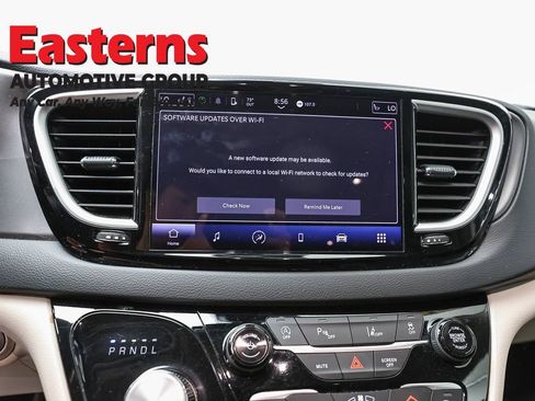 Used 2023 Chrysler Pacifica Touring-L FWD image 12
