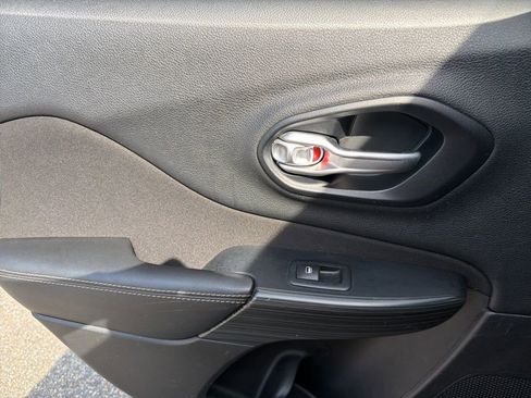 Used 2016 Jeep Cherokee Latitude w/ Safety/Convenience Group image 22