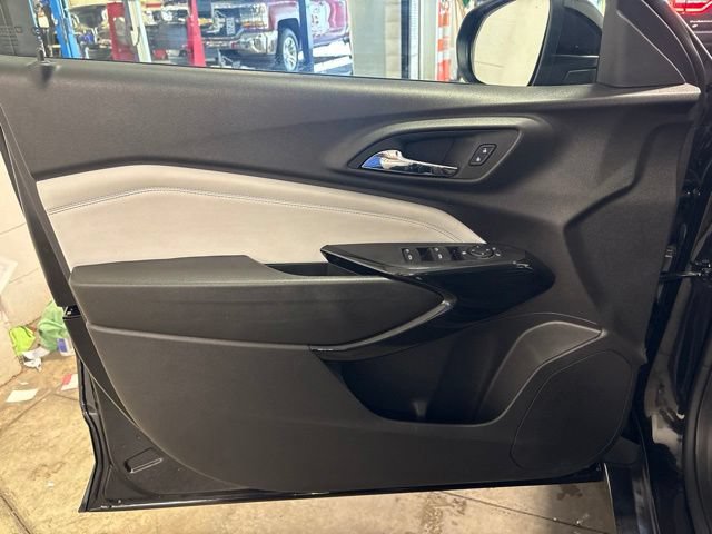 Used 2025 Chevrolet Trax LT FWD image 10