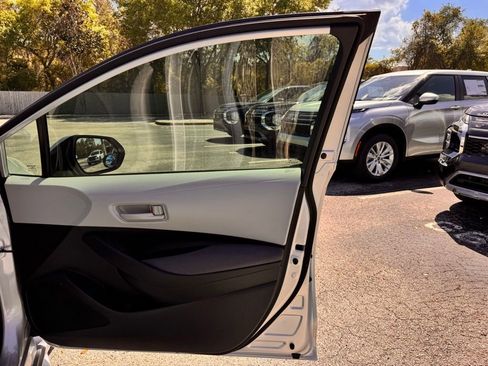 Used 2025 Toyota Corolla LE image 31