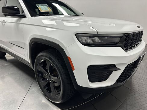 Used 2023 Jeep Grand Cherokee Altitude AWD/4WD image 3