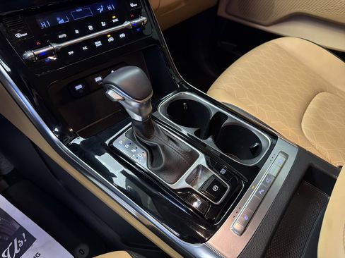 Used 2024 Kia Carnival EX image 25