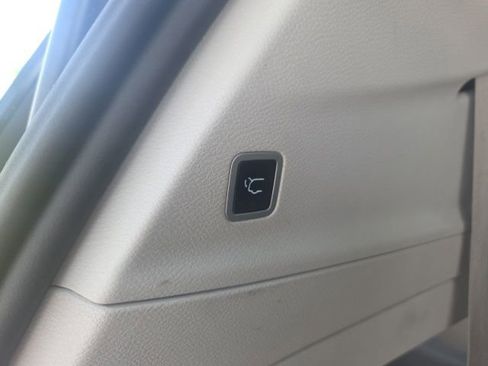 Used 2023 Chrysler Pacifica Touring-L FWD image 14