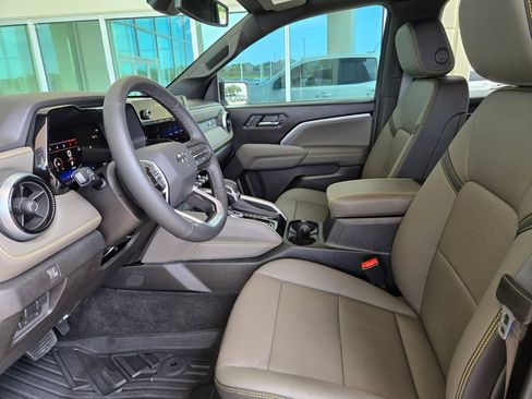 Used 2026 Chevrolet Colorado ZR2 w/ Technology Package AWD/4WD image 9