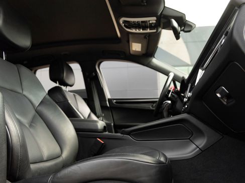 Certified 2024 Porsche Macan image 40