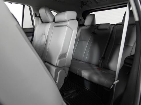 Used 2022 Toyota Highlander XLE image 18